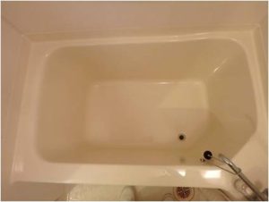 浴槽のひび割れや落ちない汚れなど劣化の激しい浴室。浴室再生塗装により、低コストで原状回復。